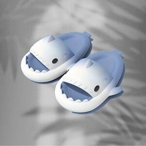*NWT*🦈 Boys shark slip on sandals 8.5, (2T)